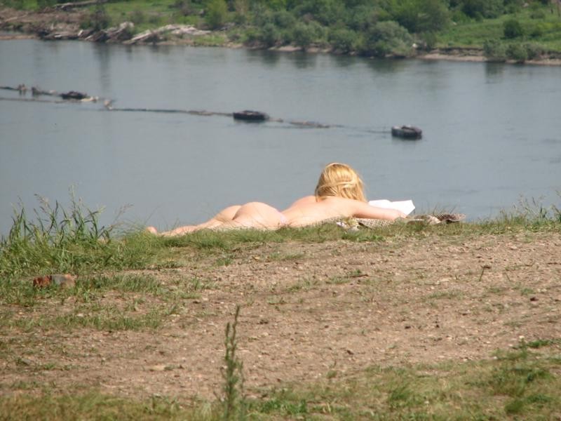 Giovani amici nudisti nudi insieme in spiaggia
 #72257413