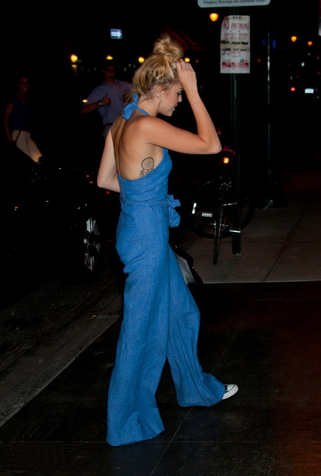 Miley Cyrus montre le côté de son sein en portant un pantalon à bretelles à Philadelphie.
 #75256881