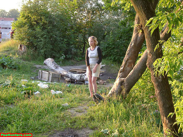 Spionagekamera filmt pinkelnde Amateur-Blondine in der Natur
 #78616825