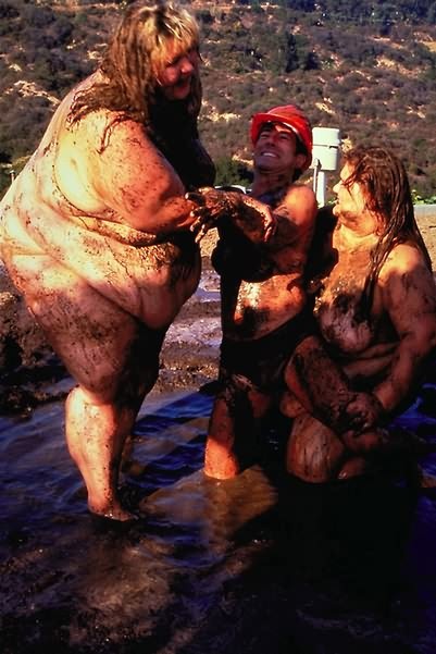 二人の太ったクジラは、泥の中でレスリング
 #75588288