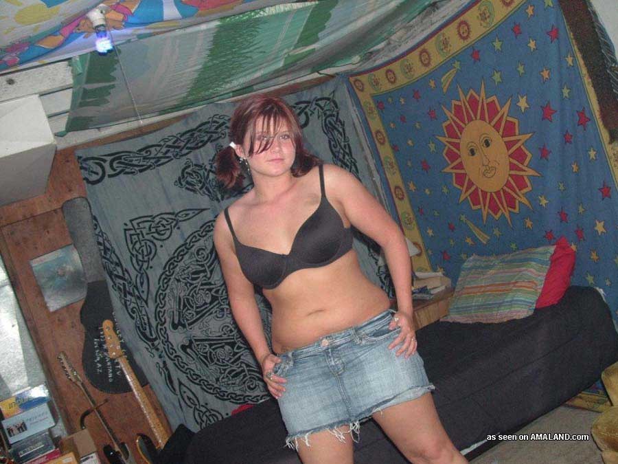 Taking off ihre Jeans Minirock zu Hause
 #78299497