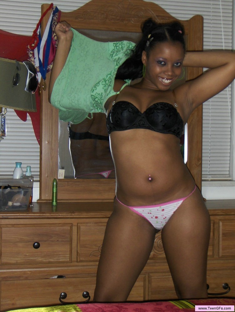 Nice ass black amateur teen has fun with a dildo #73405709