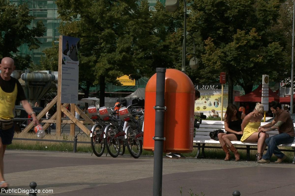 Une fille se fait déshabiller en plein air, attacher et baiser dans un bus public.
 #71985430