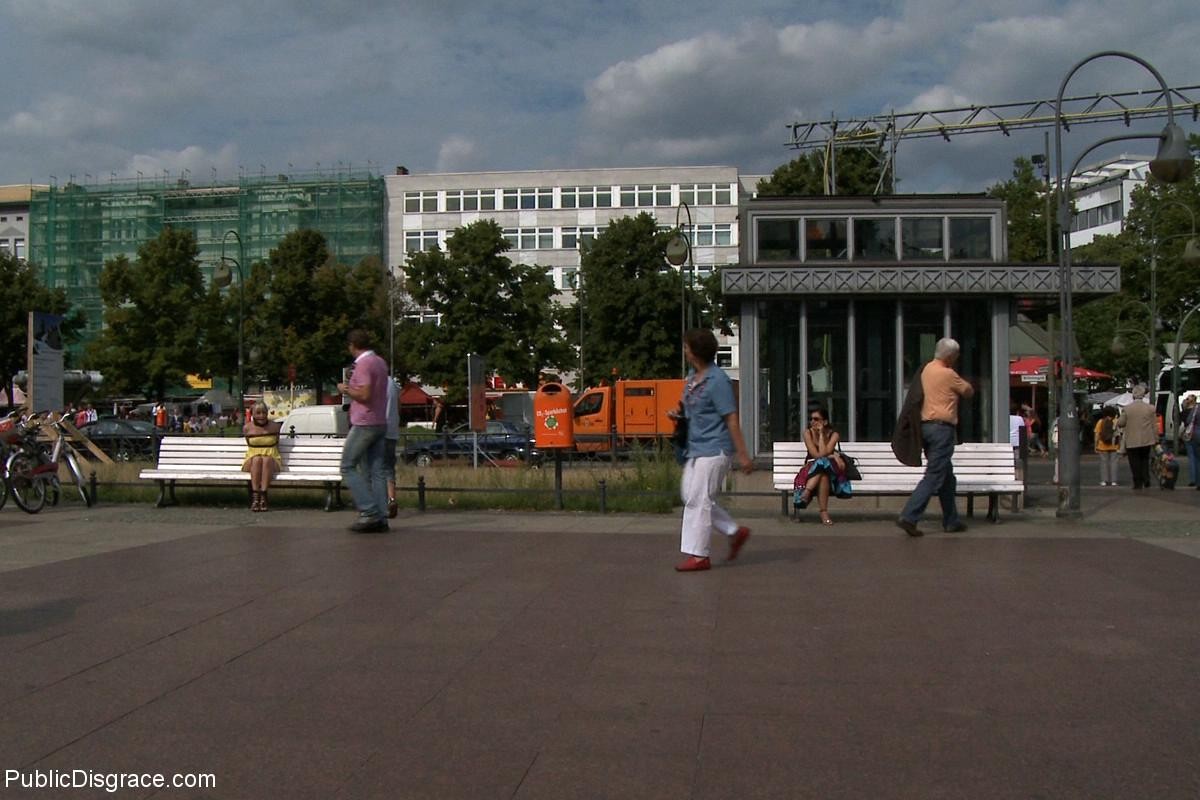 Une fille se fait déshabiller en plein air, attacher et baiser dans un bus public.
 #71985437