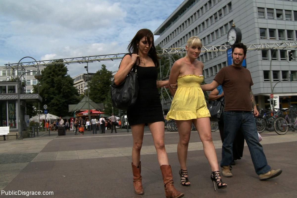 Babe wird im Freien gestrippt und gefesselt und gefickt im öffentlichen Bus
 #71985458