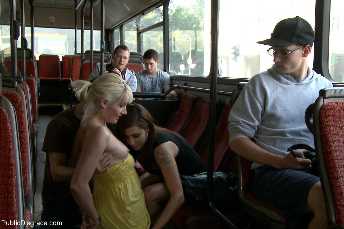 Babe wird im Freien gestrippt und gefesselt und gefickt im öffentlichen Bus
 #71985472