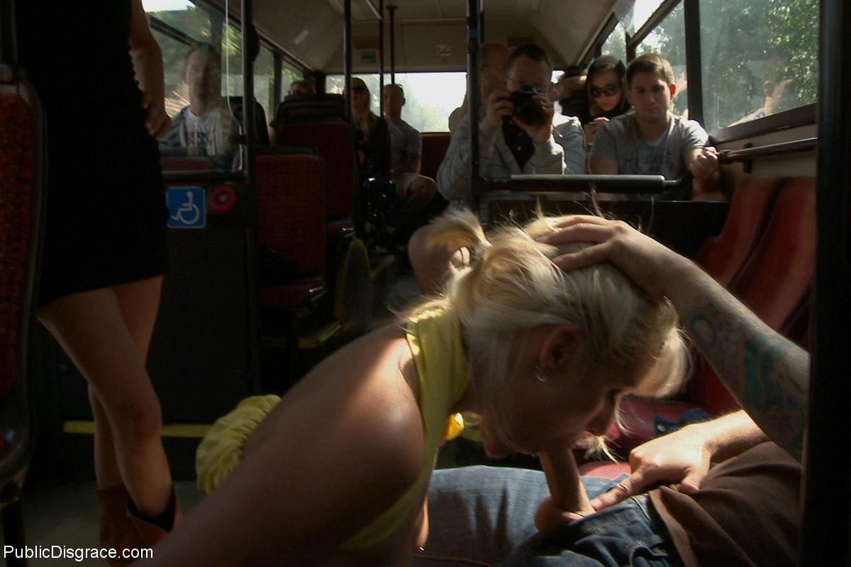 Une fille se fait déshabiller en plein air, attacher et baiser dans un bus public.
 #71985500
