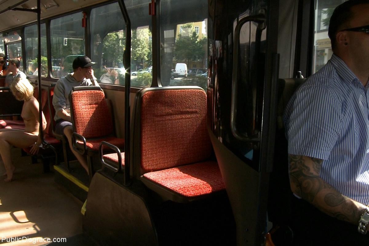 Une fille se fait déshabiller en plein air, attacher et baiser dans un bus public.
 #71985620