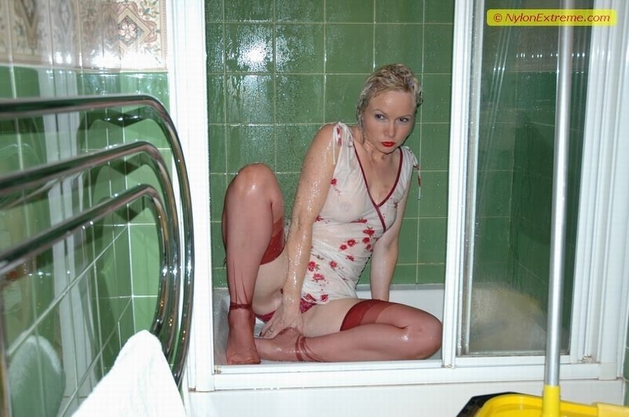Kinky casalinga Sue in feticcio di calze bagnate
 #73727964