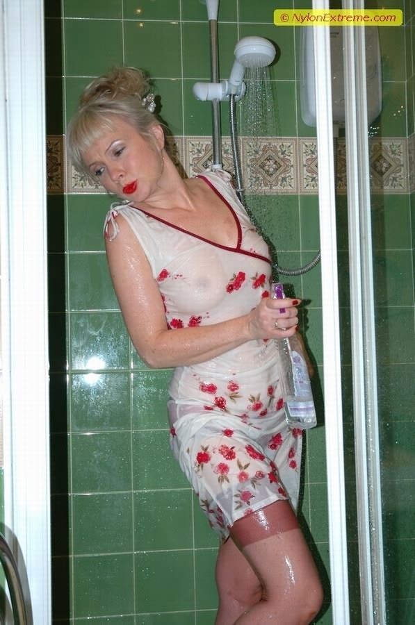 Kinky casalinga Sue in feticcio di calze bagnate
 #73728004