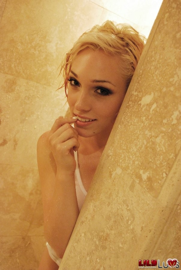 Lily luvs tomando una ducha
 #70422351