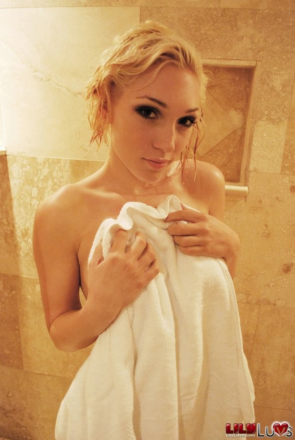 Lily luvs prenant une douche
 #70422359