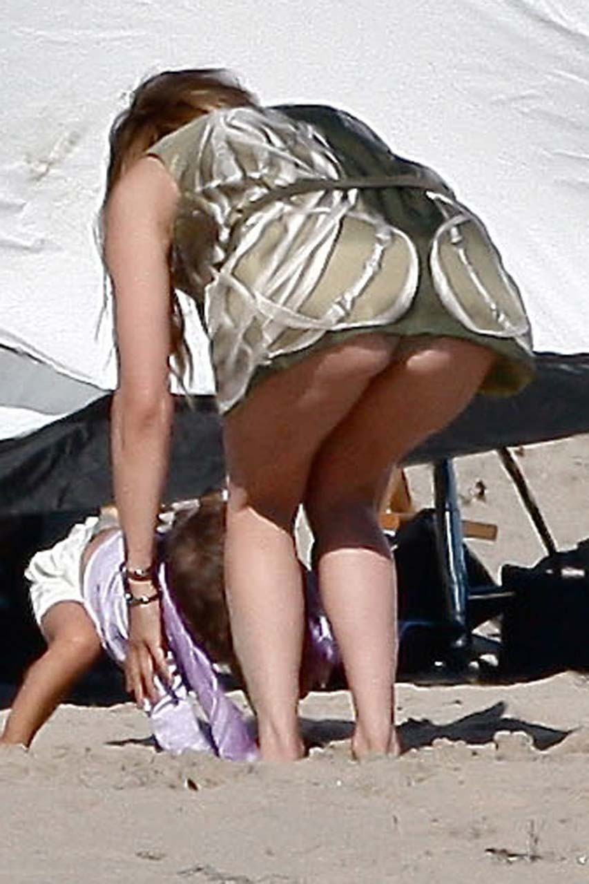 Jennifer Lopez posing and showing her fucking sexy body in bikini #75309564