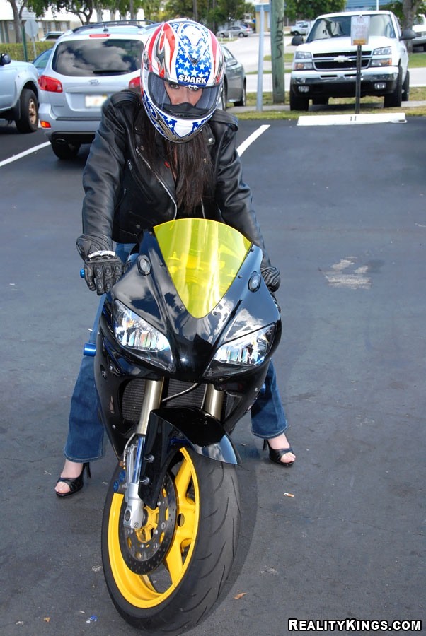 Une biker sexy aux gros seins se fait pilonner contre sa moto dans ces fucus glaçants.
 #71035826