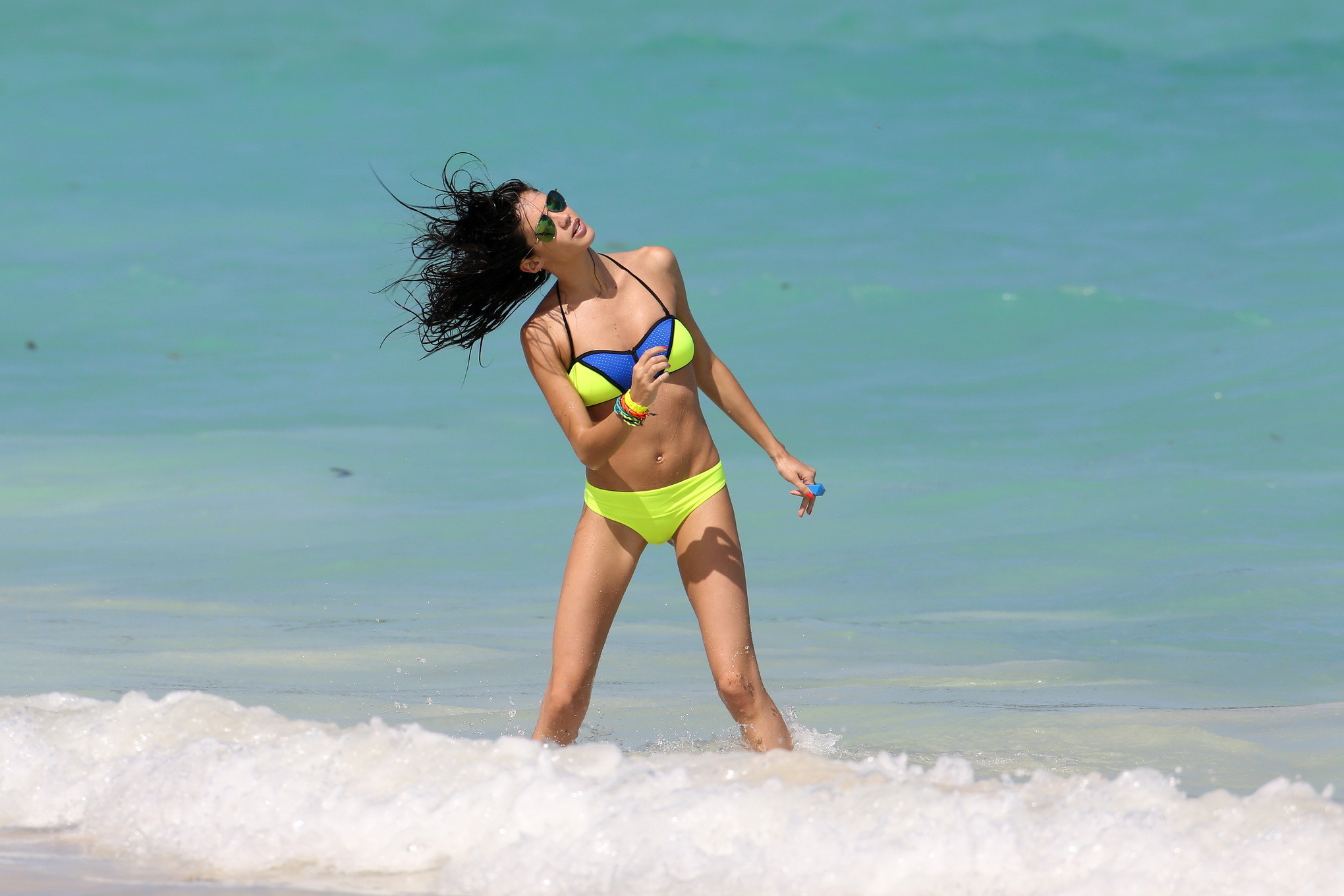 Sara sampaio fotografiando con un escaso bikini azul y amarillo en una playa del caribe
 #75180528