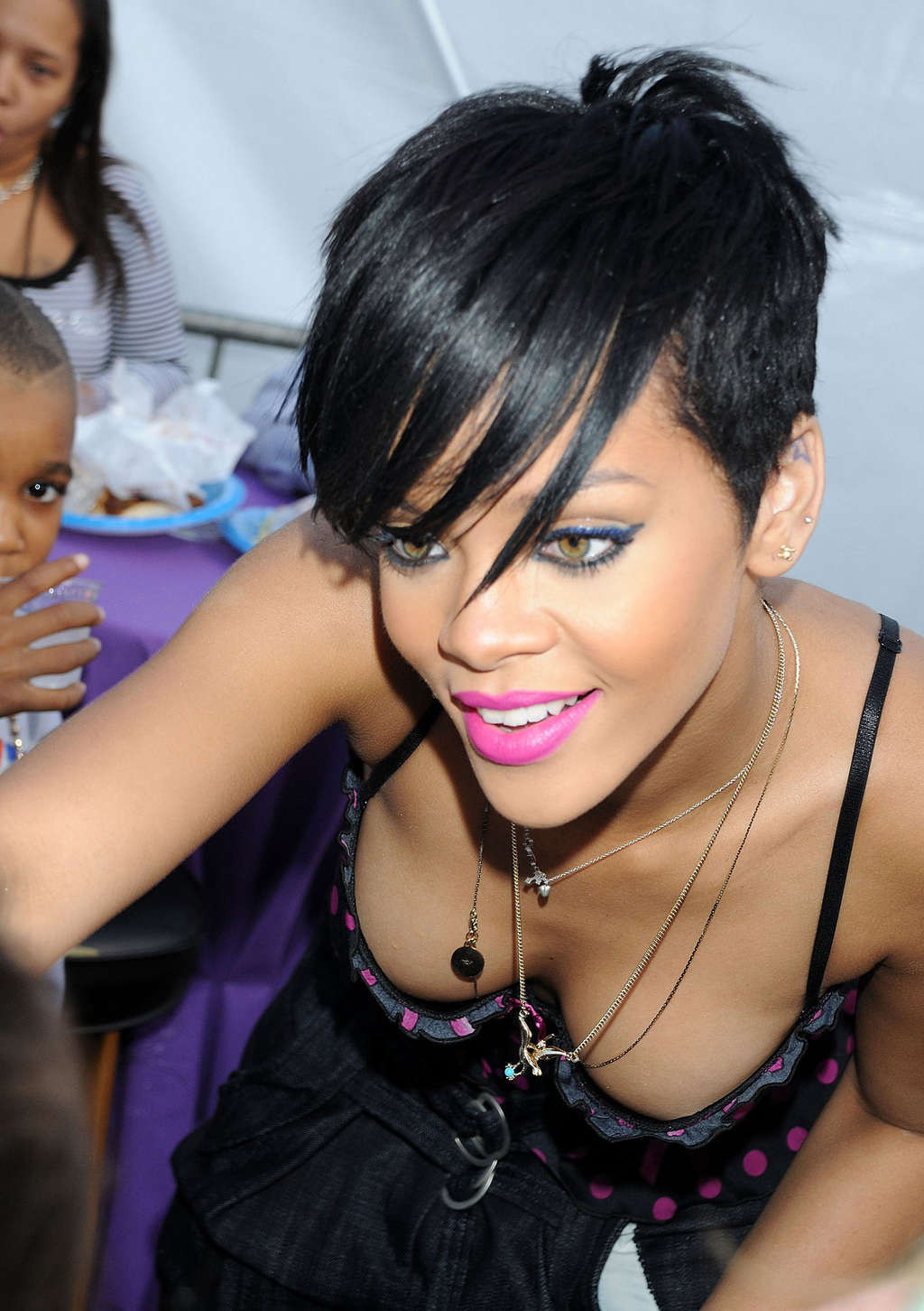 Rihanna Seite boob in der Öffentlichkeit und posiert sehr sexy in fuckme Stiefel und upskirt auf 
 #75369277