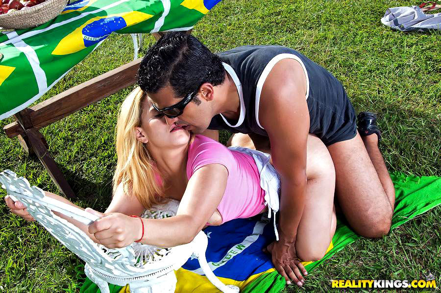 Une belle brésilienne au gros cul serré se fait baiser dans le cul dans ce parc chaud.
 #72664528