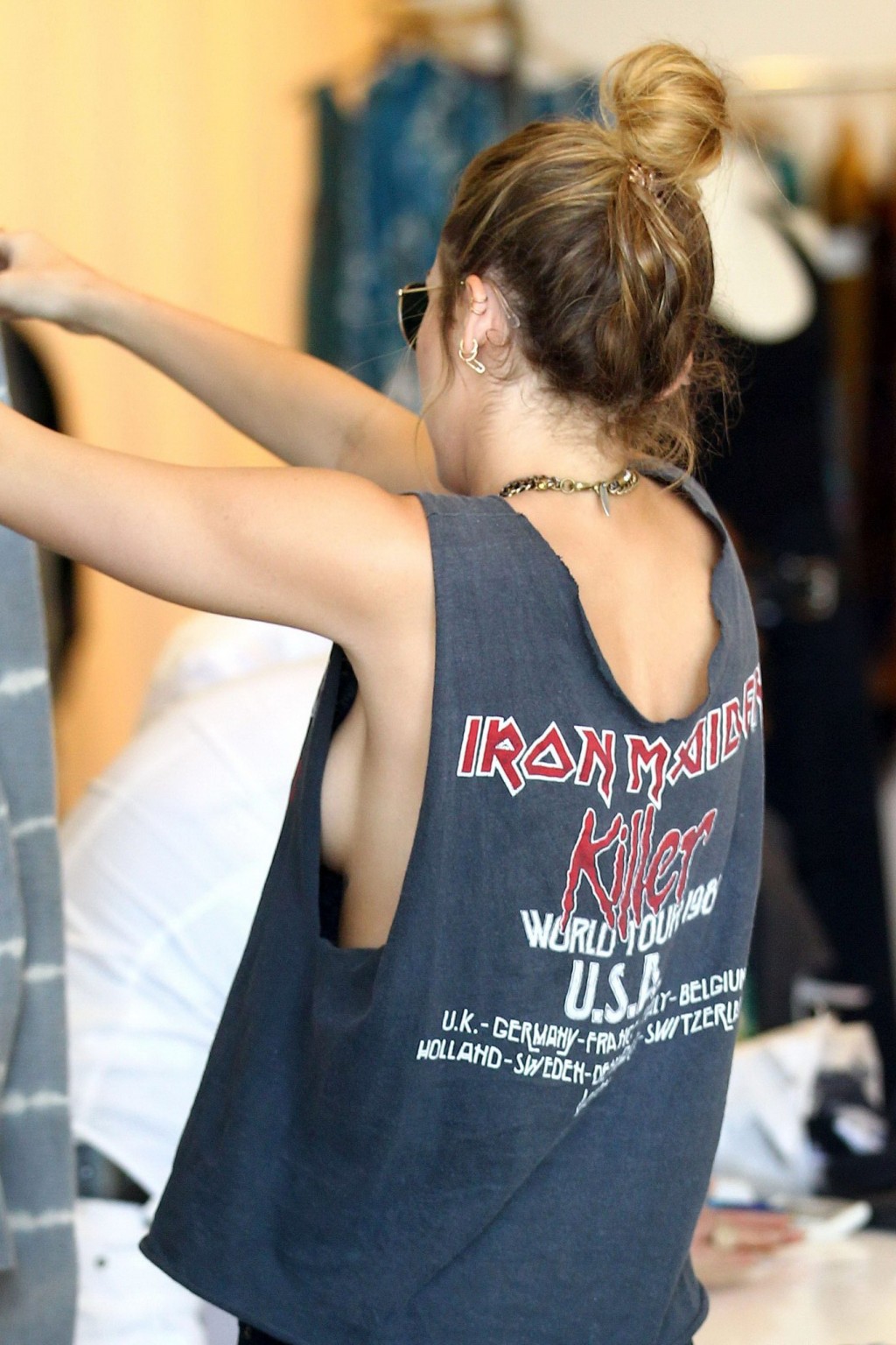 Miley Cyrus braless showing sideboob while shopping in Calabasas #75266664