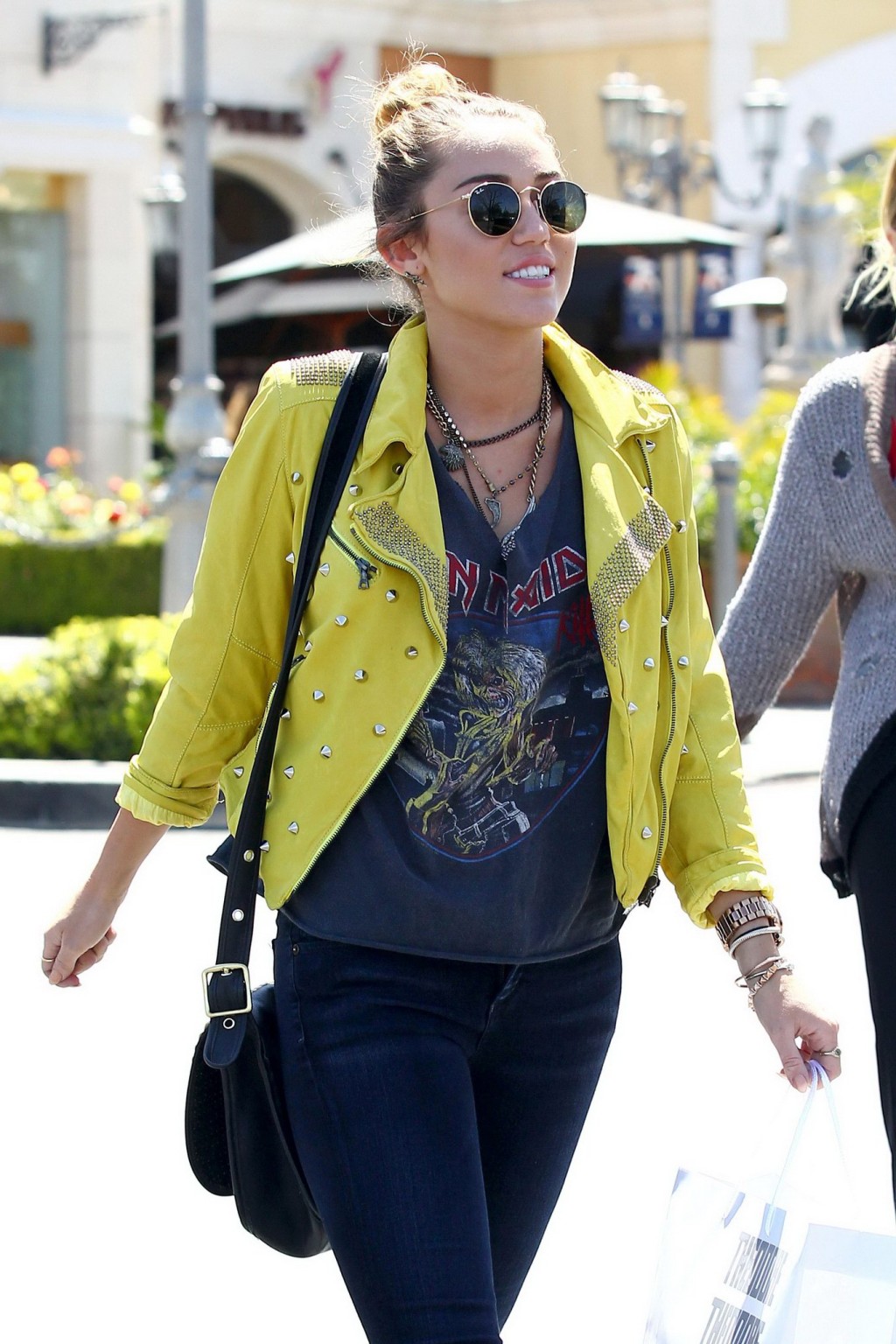 Miley Cyrus braless showing sideboob while shopping in Calabasas #75266689