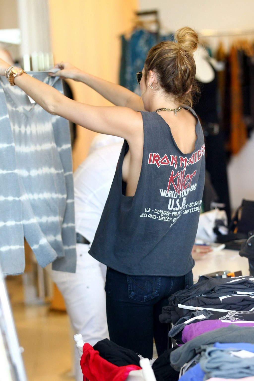 Miley cyrus sin sujetador mostrando las tetas laterales mientras compra en calabasas
 #75266705