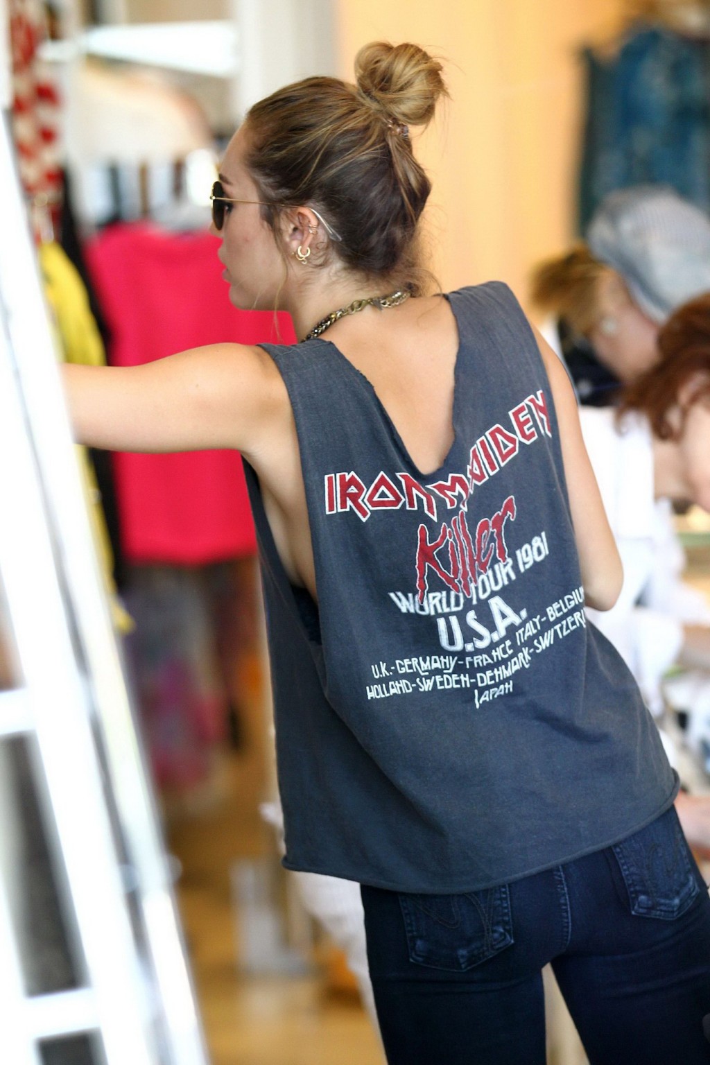 Miley Cyrus senza reggiseno che mostra sideboob mentre lo shopping in Calabasas
 #75266710