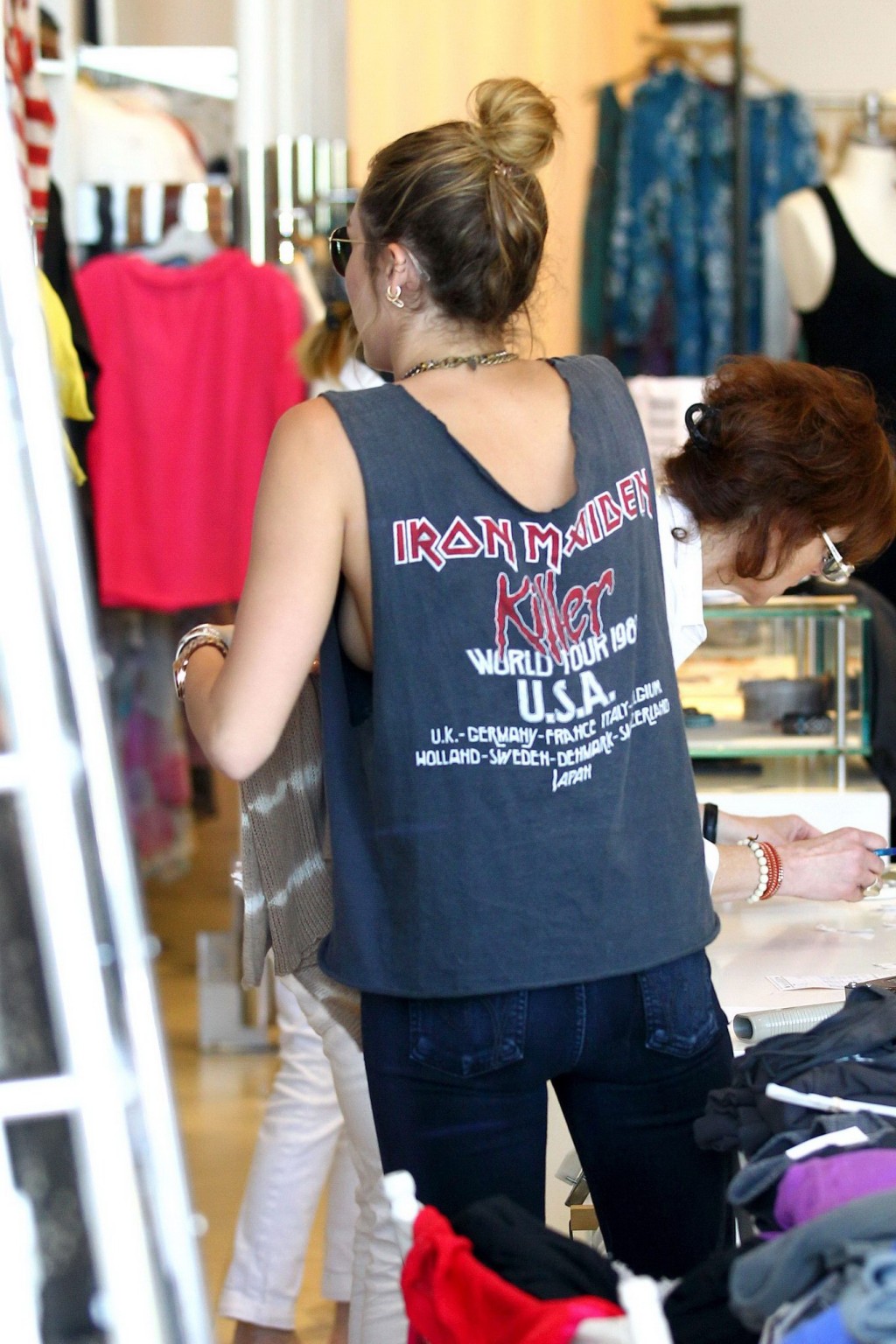 Miley Cyrus senza reggiseno che mostra sideboob mentre lo shopping in Calabasas
 #75266726