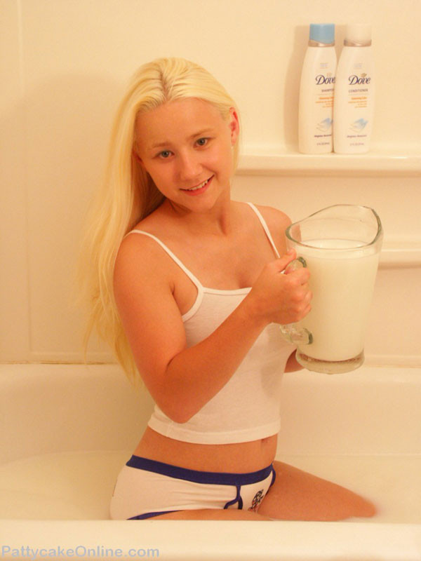 Une jeune aux gros seins mouille sa chemise dans la baignoire.
 #78544977
