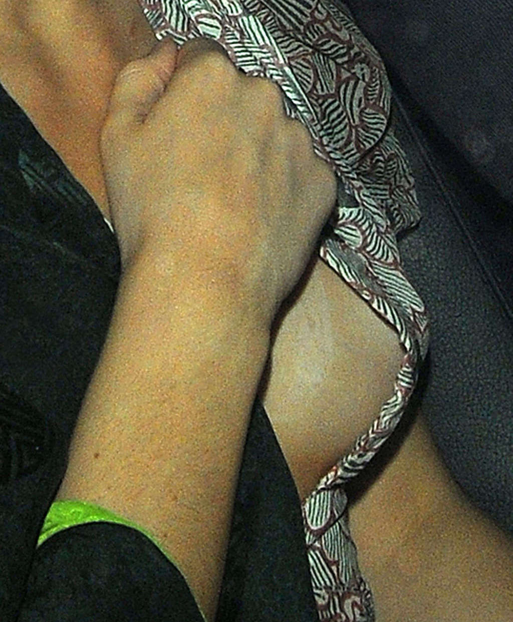 Emma Watson en jupon et téton sur des photos paparazzi en voiture
 #75372081