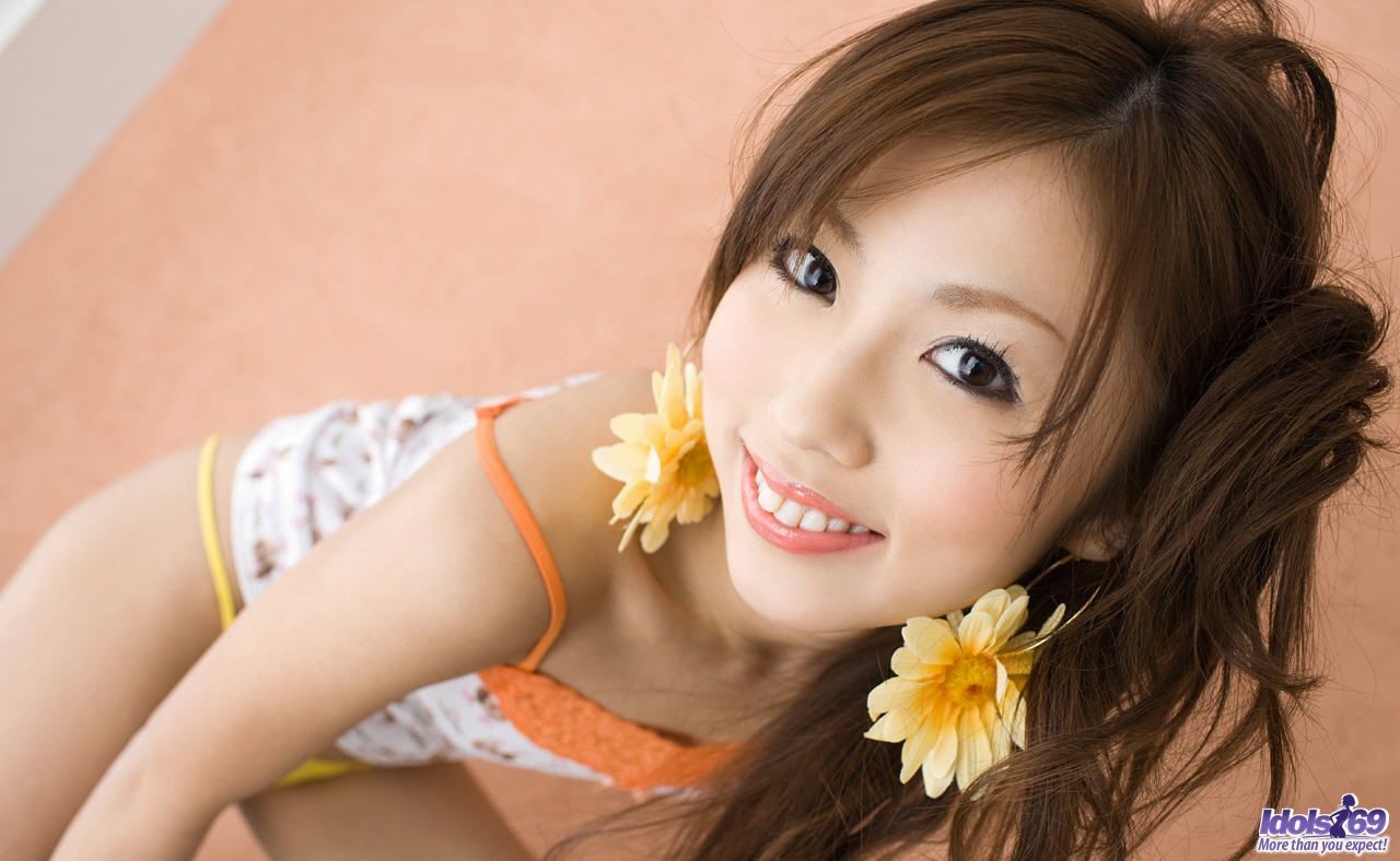 衣装を着てポーズをとるかわいい日本の女の子
 #69841259