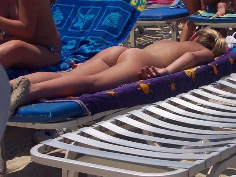 Sexy ragazza nuda si diverte nell'acqua calda
 #72253896