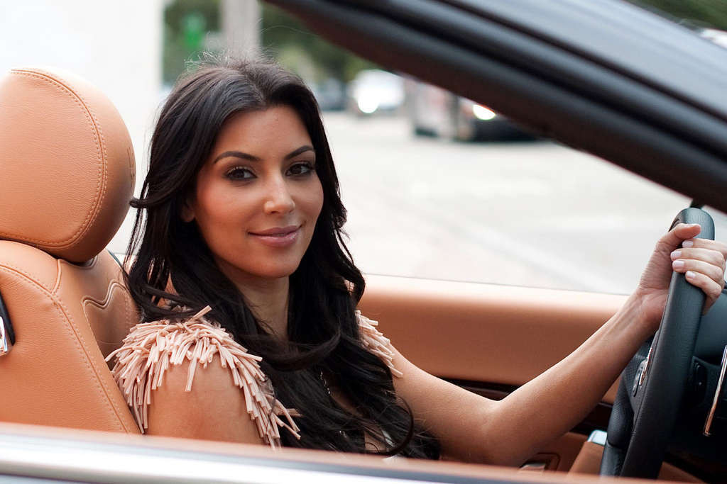 Kim kardashian se ve sexy en vestido morado y mostrando sus tetas y culo
 #75355723