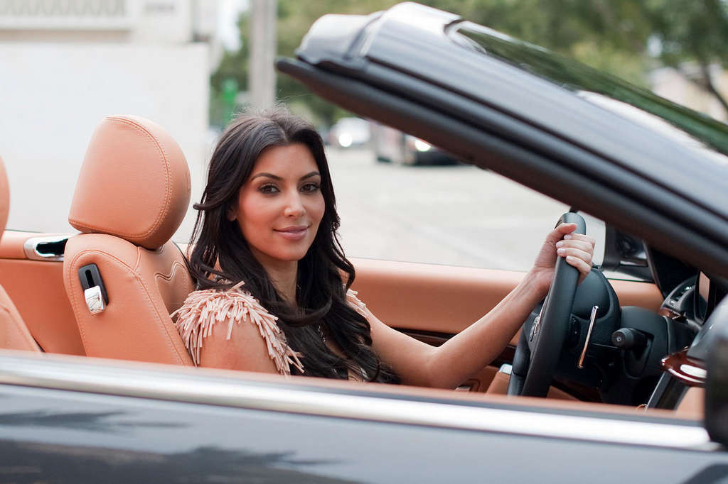 Kim kardashian se ve sexy en vestido morado y mostrando sus tetas y culo
 #75355738