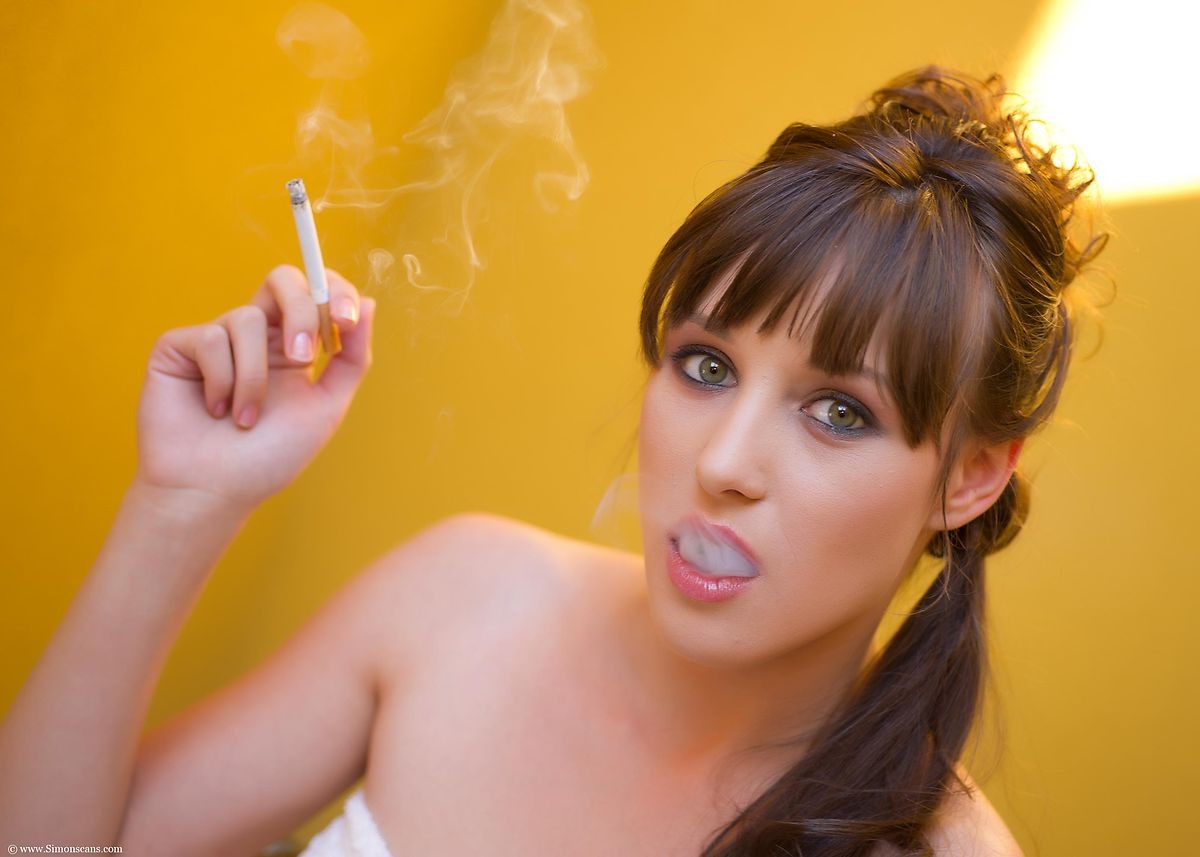 Sexy Babe Nolita Hot Smoking