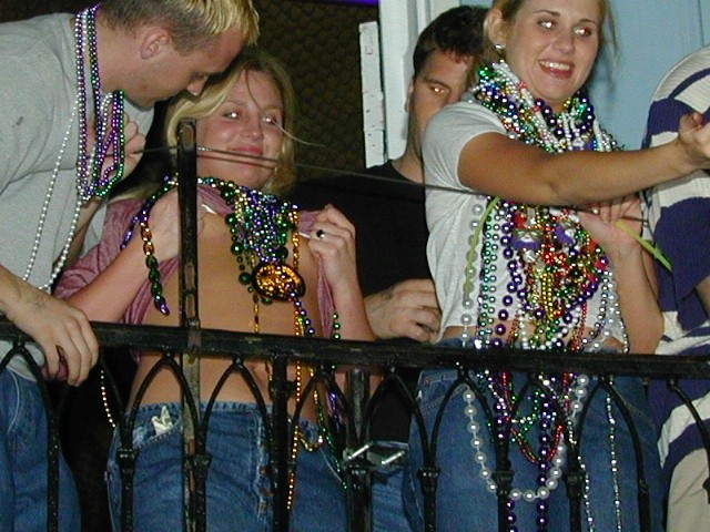 Verrückte mardigras Küken wird verschwendet und beginnt blinken ihre Titten
 #76396744