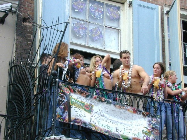 Verrückte mardigras Küken wird verschwendet und beginnt blinken ihre Titten
 #76396749