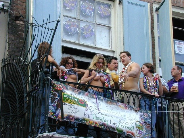 Verrückte mardigras Küken wird verschwendet und beginnt blinken ihre Titten
 #76396758