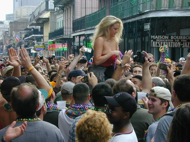 Verrückte mardigras Küken wird verschwendet und beginnt blinken ihre Titten
 #76396774