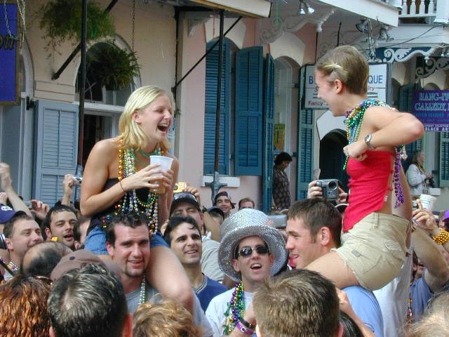 Verrückte mardigras Küken wird verschwendet und beginnt blinken ihre Titten
 #76396788