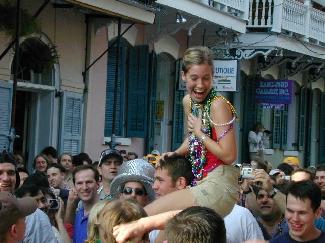 Verrückte mardigras Küken wird verschwendet und beginnt blinken ihre Titten
 #76396812