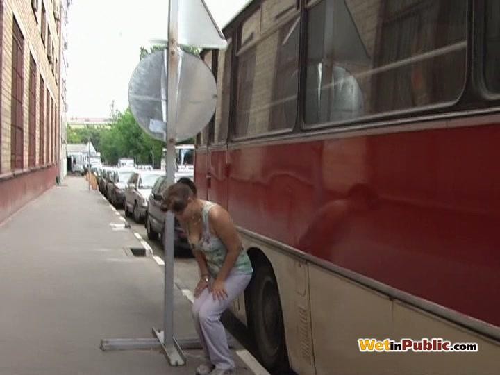 Chickie si bagna i pantaloni bianchi dietro un autobus perché vuole fare pipì disperatamente
 #78595264