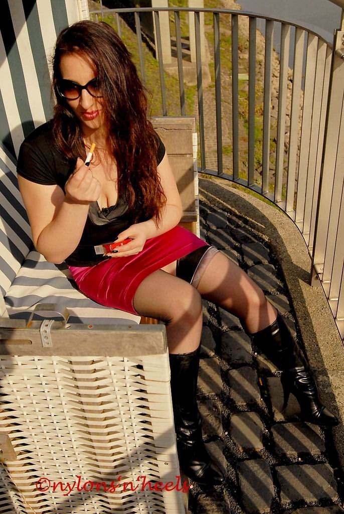Redhead Justine in calze di nylon e stivali che hanno un fumo
 #78616042