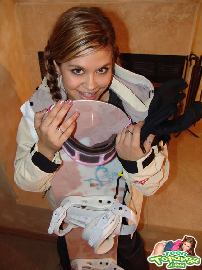 Joven morena con aparatos posando junto a la chimenea
 #74945947