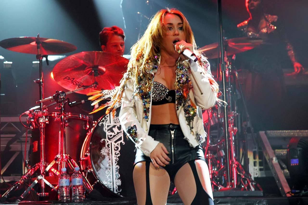 Miley Cyrus exposing her fucking sexy body and hot ass on stage #75297275