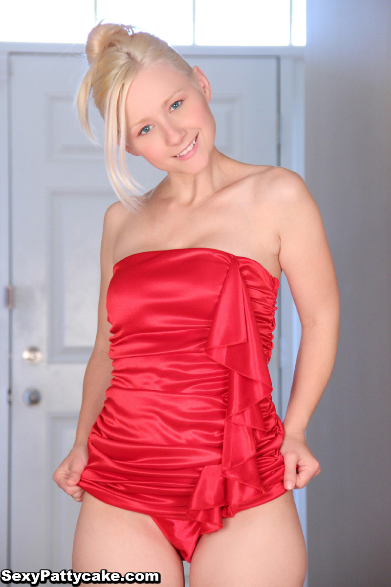 Jeune blonde aux gros seins qui dénude une robe sexy
 #67421872