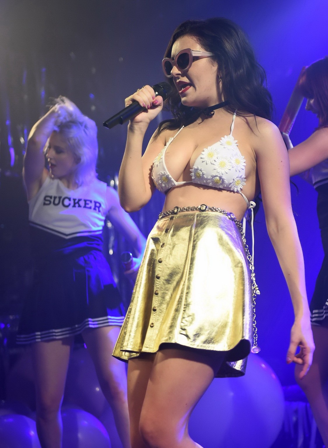 Charli xcx che mostra le sue grandi tette in top bikini floreale striminzito mentre performin
 #75174393