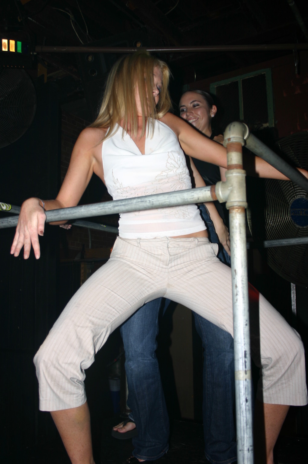 El alcohol ayuda a estas chicas a perder su apretado coño
 #78882522