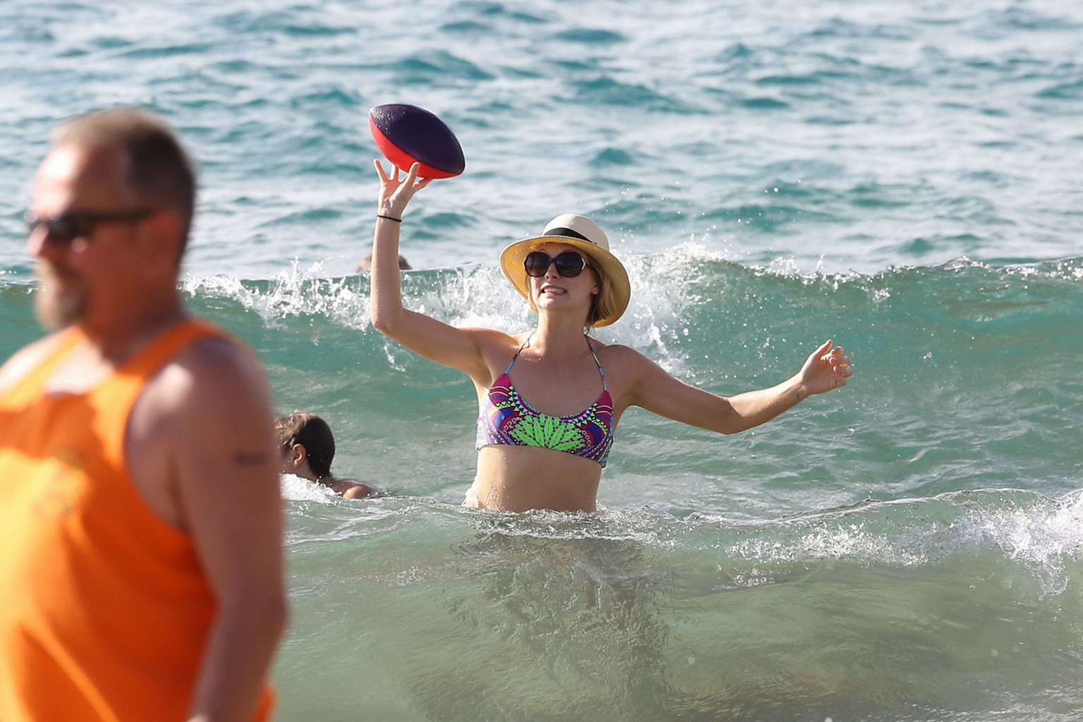 Candice accola divirtiendose en bikini de colores en la playa
 #75198962