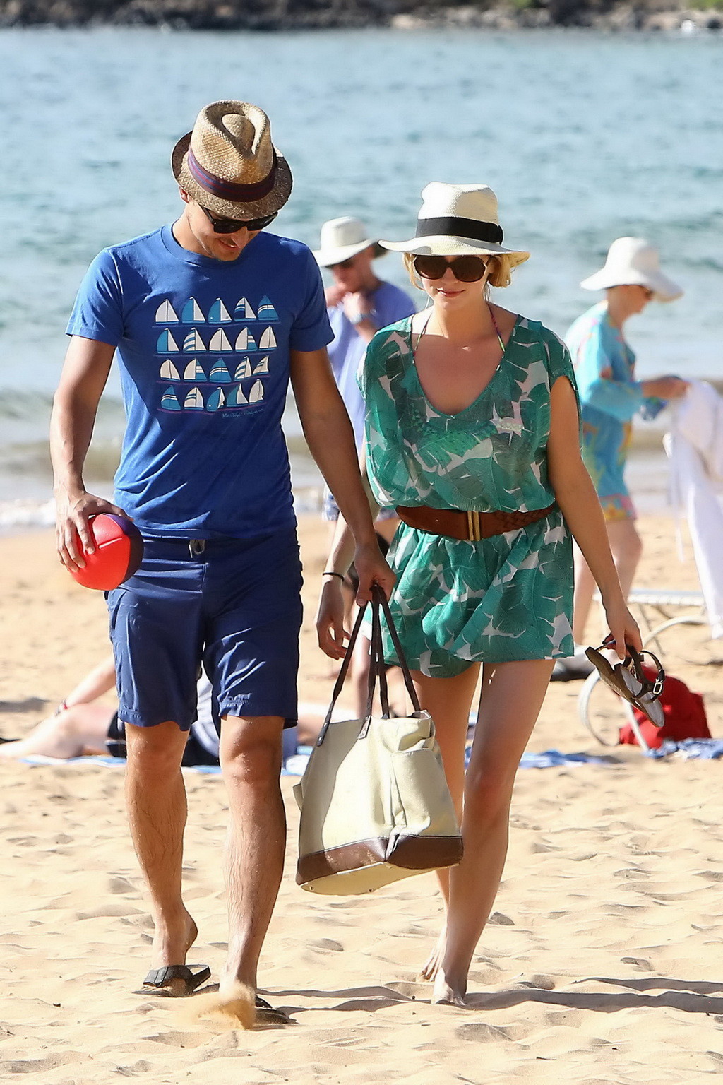 Candice accola divirtiendose en bikini de colores en la playa
 #75199063