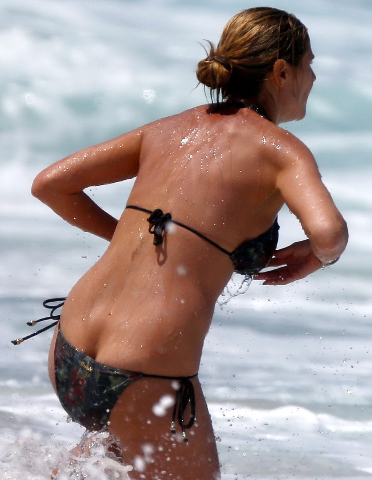 Heidi Klum tetona con un slip en el pezón en una playa de hawaii
 #75236459