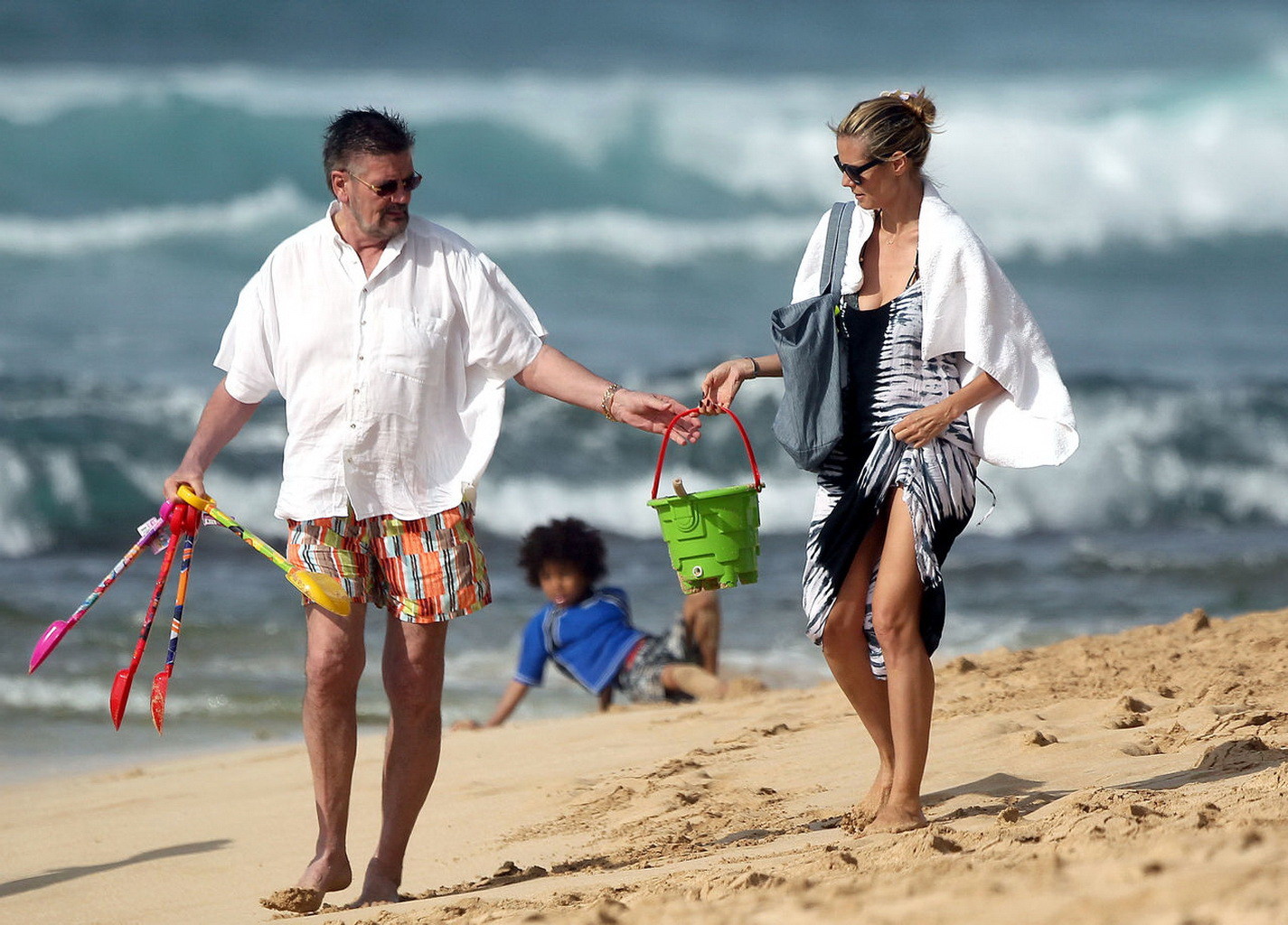 Heidi Klum tetona con un slip en el pezón en una playa de hawaii
 #75236474